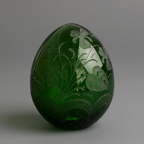 Яйцо "Анютины глазки" Зеленое стекло, гравировка Ручная авторская работа диаметр 8 см Сохранность отличная инфо 6491j.