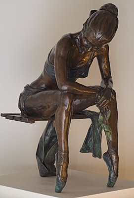 Скульптура "Resting en pointe" (Бронза, литье) Авторская работа Гаррадс, которая является поставщиком инфо 5805b.